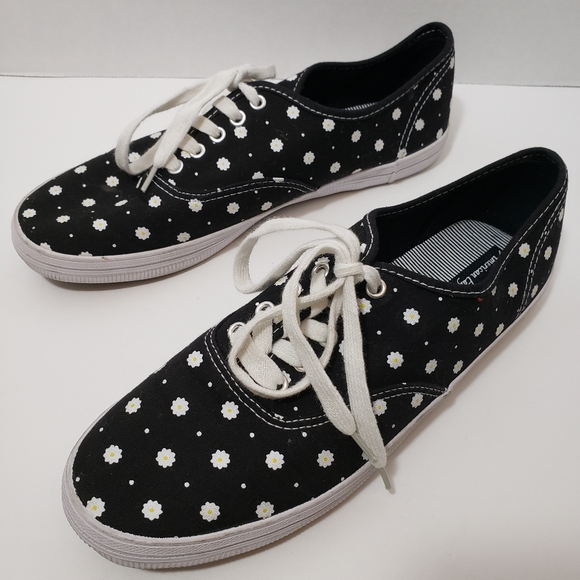 5/$15 Size 9.5 American Eagle Black Casual Shoes with White Flowers - Picture 2 of 8